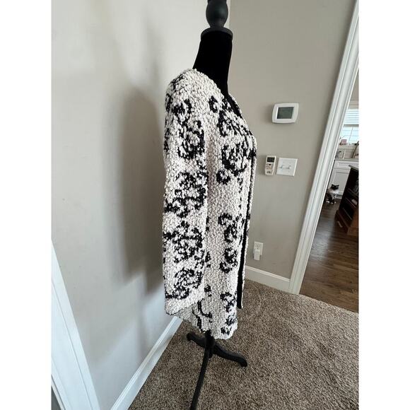 Solitaire by Ravi Khosla- Black and White Textured Long Cardigan - pockets - Picture 2 of 6